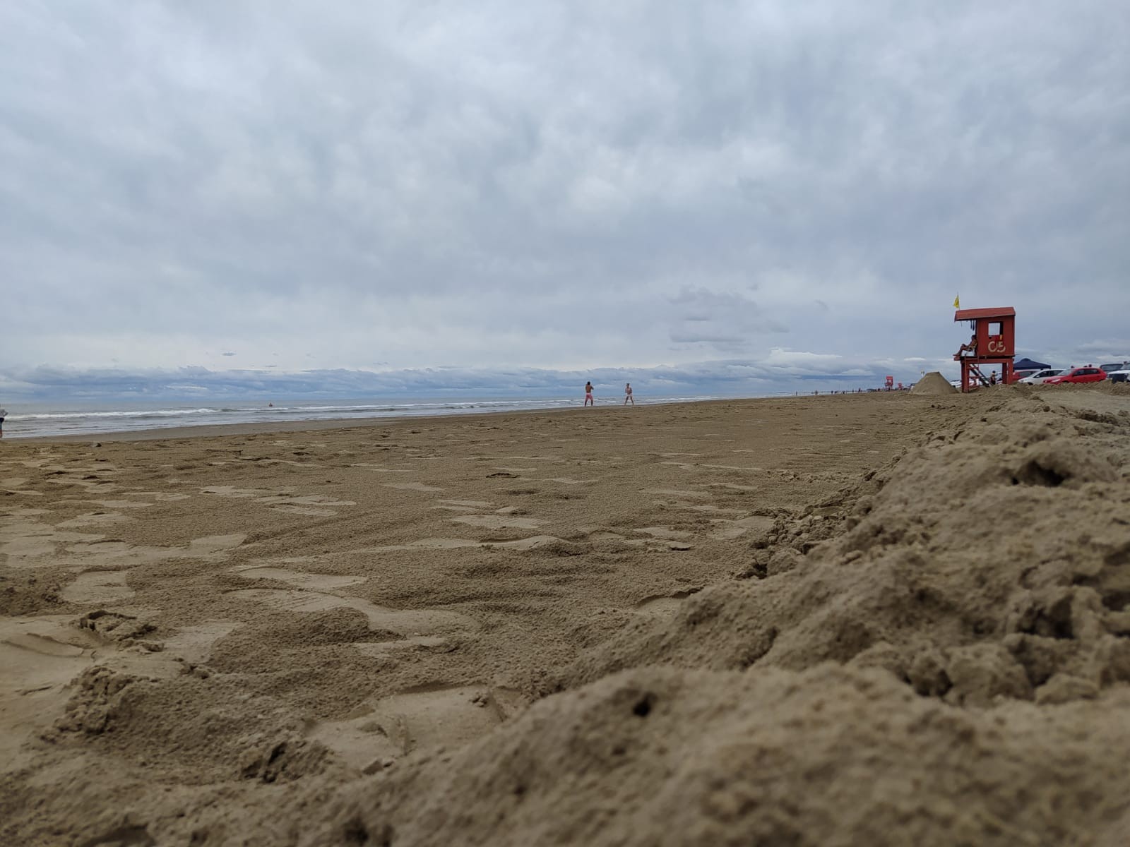 Tempo nublado e pouco movimento marcam segunda-feira de Carnaval na praia do Cassino 