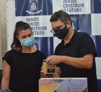 Atleta Nicole Silveira recebe homenagem da Prefeitura do Rio Grande  