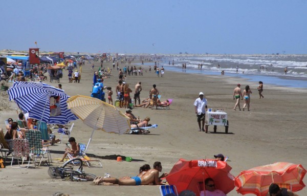 Último dia de Carnaval é de intenso movimento na praia do Cassino