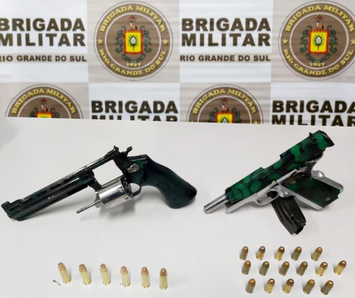 Brigada Militar prende duas mulheres no Centro de Rio Grande por porte ilegal de arma
