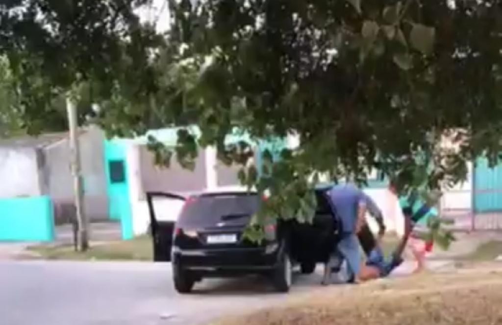 VÍDEO: Moradores tentam socorrer homem morto à tiros no bairro Cohab IV na terça-feira (1º)