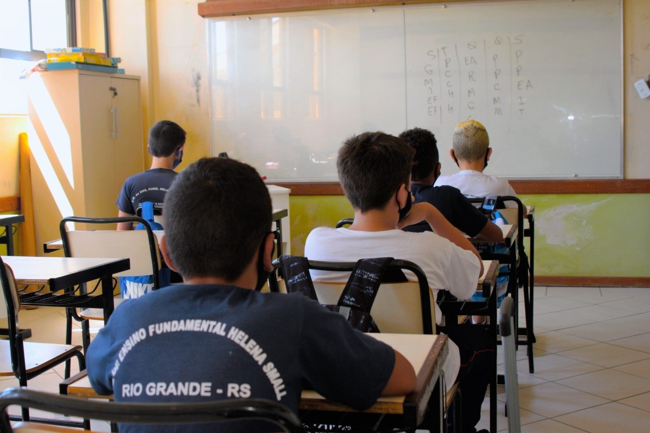 Mesmo não sendo obrigatório, governo do RS recomenda o uso de máscaras por crianças de seis a 11 anos nas escolas