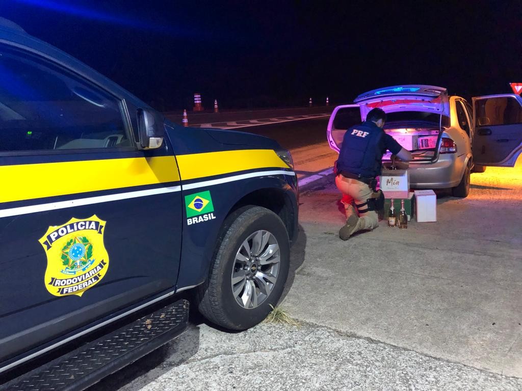 Mais de 200 litros de bebidas importadas foram apreendidas na BR 116, em Pelotas