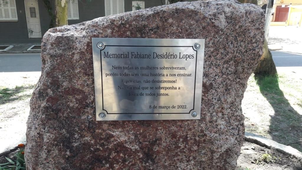 Memorial para mulheres vítimas de feminicídio é inaugurado no Balneário Cassino, em Rio Grande