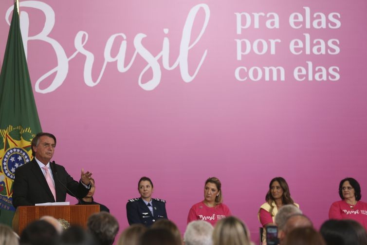 'Mulheres estão praticamente integradas à sociedade' diz Bolsonaro em evento do Dia da Mulher