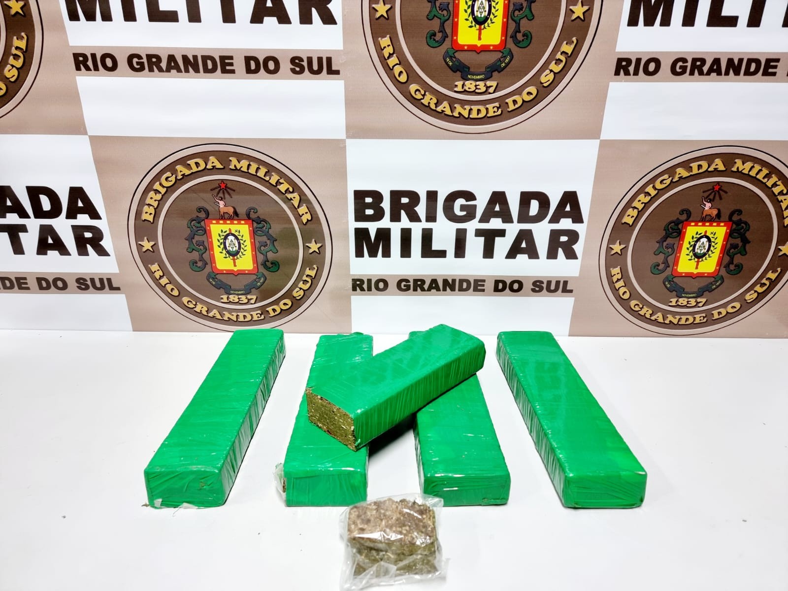 Brigada Militar prende cinco homens por tráfico de drogas em Rio Grande