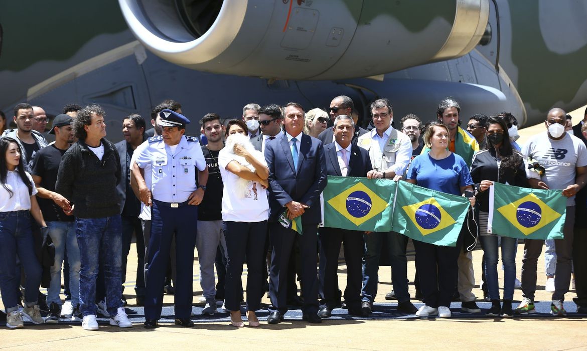 Após viver o terror da guerra, rio-grandino Matheus Ramires chega ao Brasil em avião da FAB