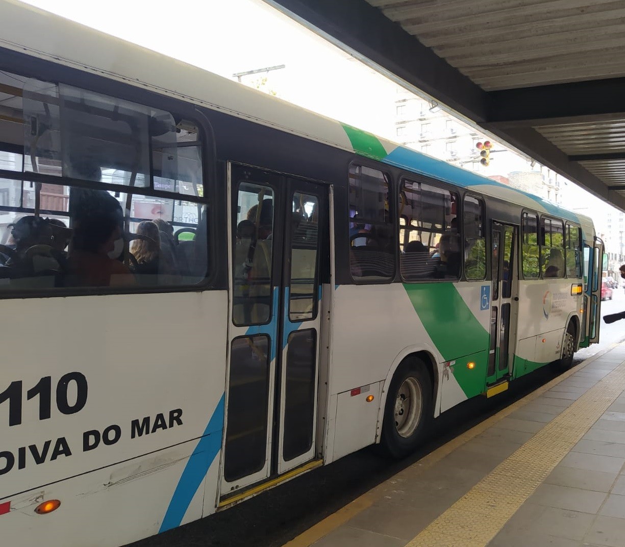 Mãe relata tratamento indevido com sua filha autista em ônibus da Noiva do Mar e empresa emite nota