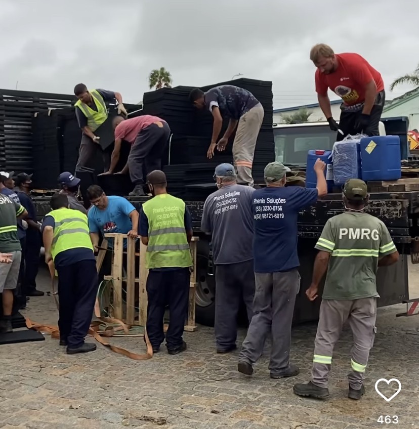 Com a chegada de piso especial, praça inclusiva da Av. Rio Grande, no Cassino, deve ser inaugurada em até 10 dias