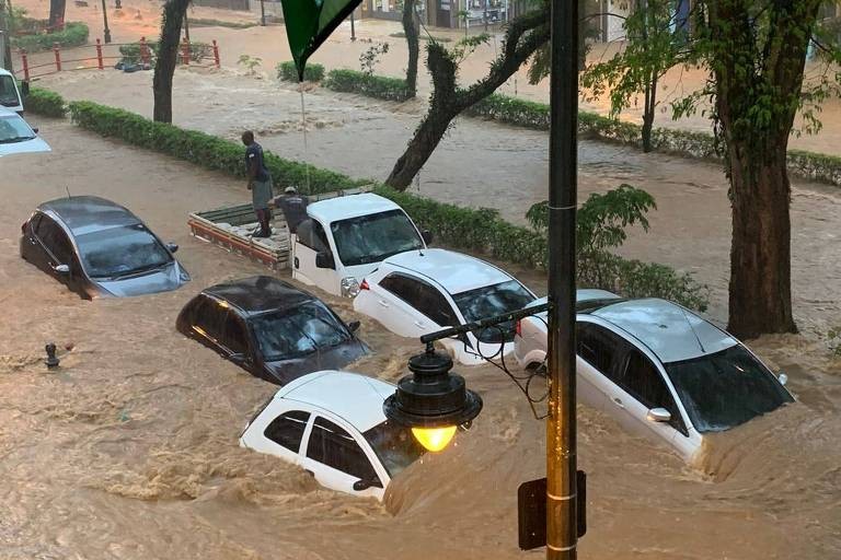 Ao menos 39 pessoas morreram em desastres provocados pela chuva em Petrópolis (RJ)