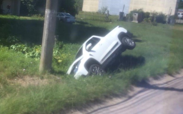 Carro sai da pista e cai dentro de valeta na ERS-734, em Rio Grande