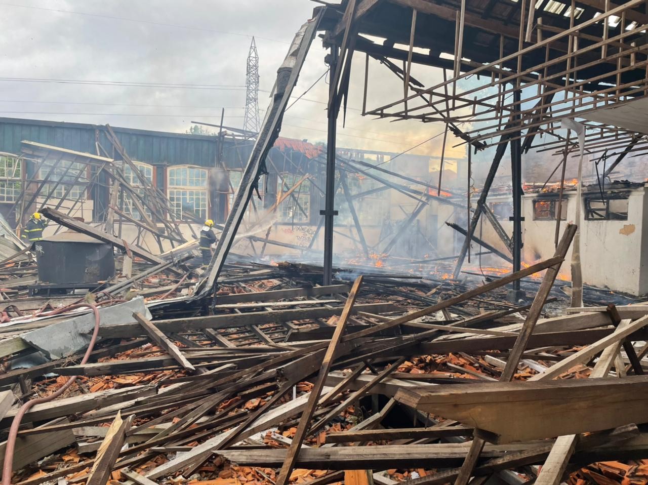 VÍDEO: Incêndio causa destruição no Centro de Eventos em Rio Grande