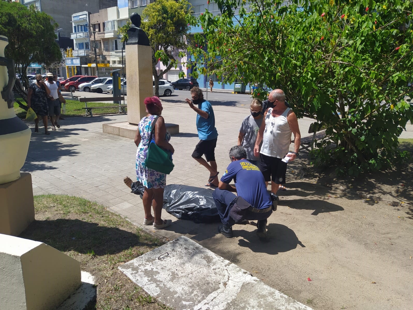 Homem tem morte súbita na Praça Xavier Ferreira na manhã desta quinta-feira (17) em Rio Grande