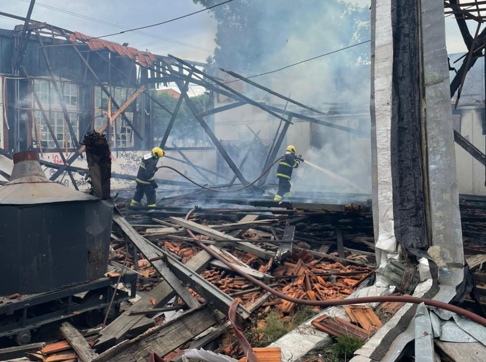 Depois de aproximadamente cinco horas, as chamas do incêndio do Centro de Eventos foram contidas