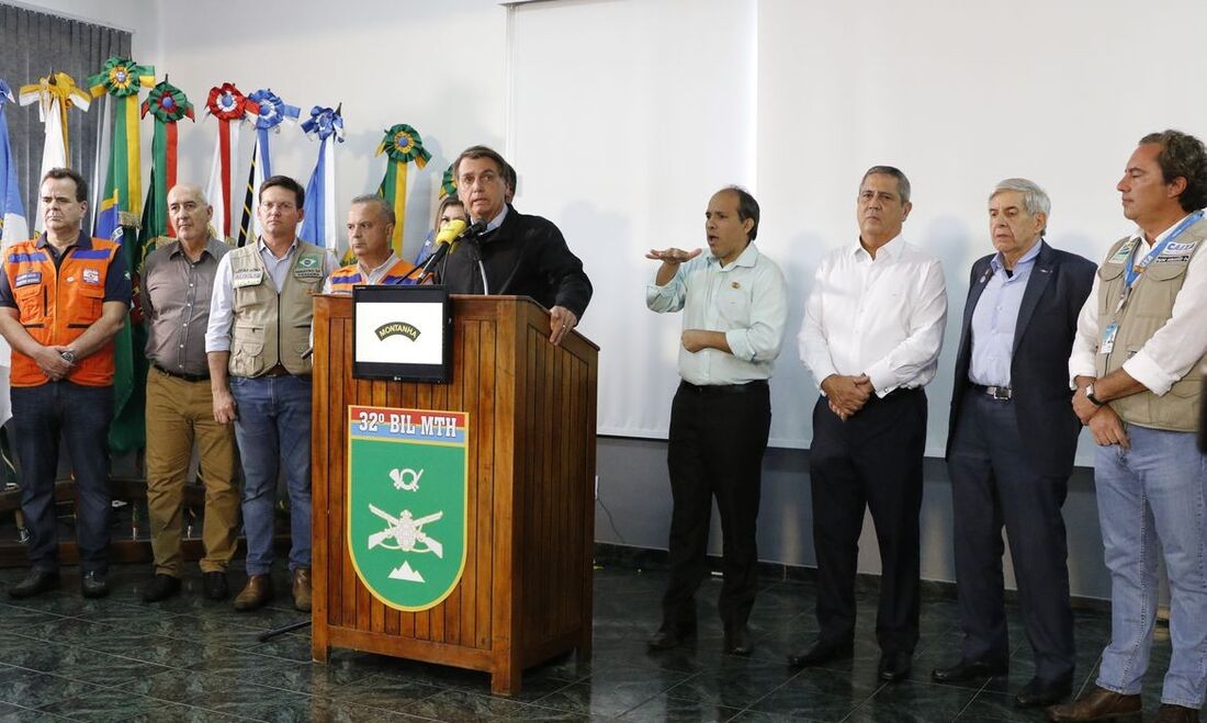 Bolsonaro sobrevoa Petrópolis e anuncia liberação de R$ 500 milhões para cidades afetadas pelas chuvas 