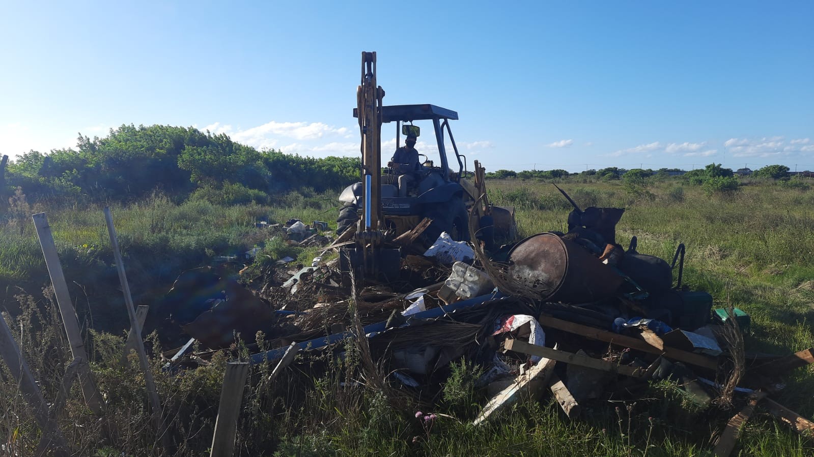 Patram encontra buraco de 40m² ocupado com lixo de oficinas mecânicas descartados irregularmente em Rio Grande
