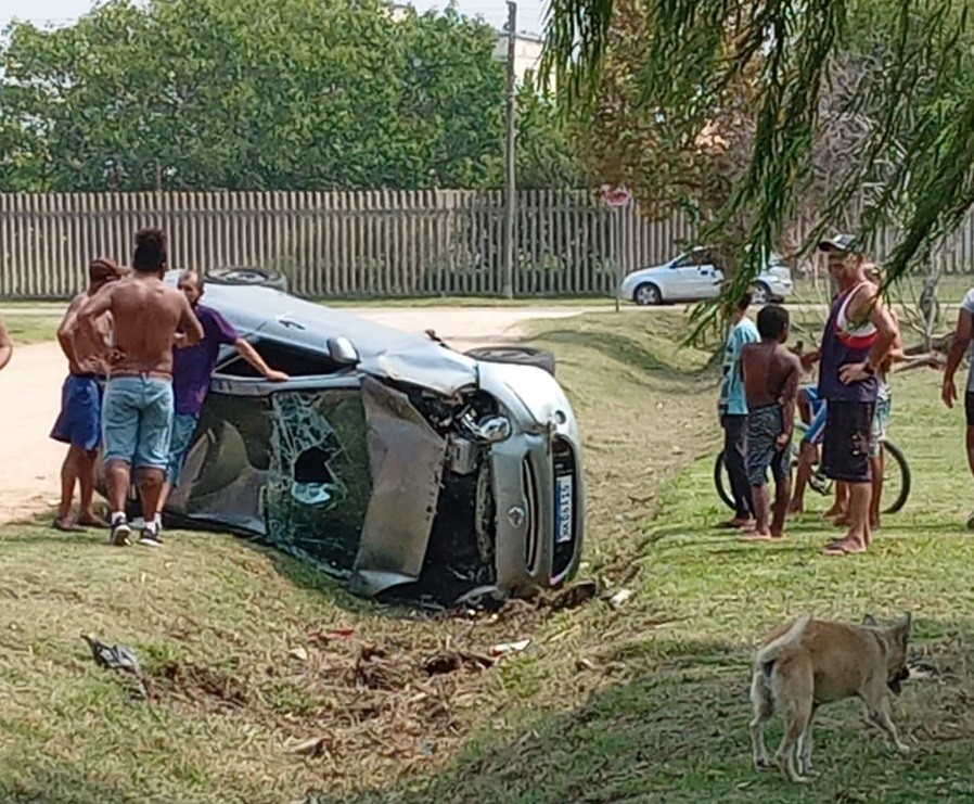 Carro capota na Av. Buarque de Macedo, em Rio Grande