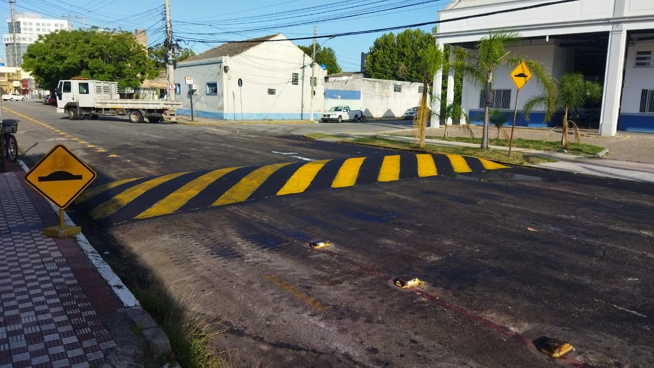 Lombada é instalada em frente ao novo Procon Rio Grande
