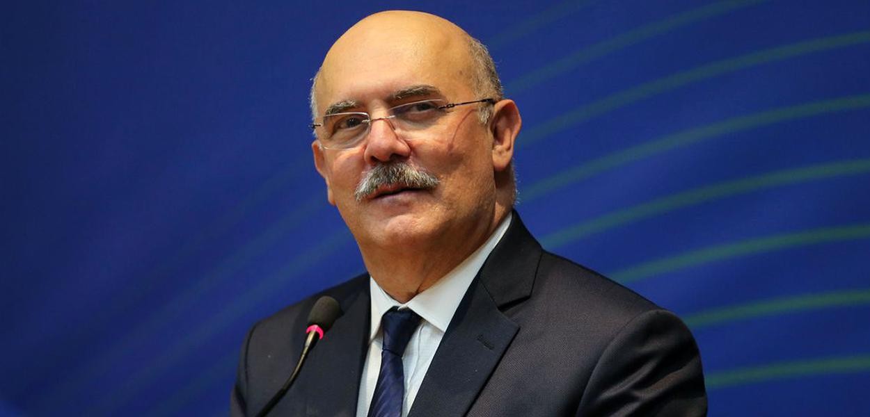 Ministro da Educação anuncia exoneração do cargo após investigações do STF e PF
