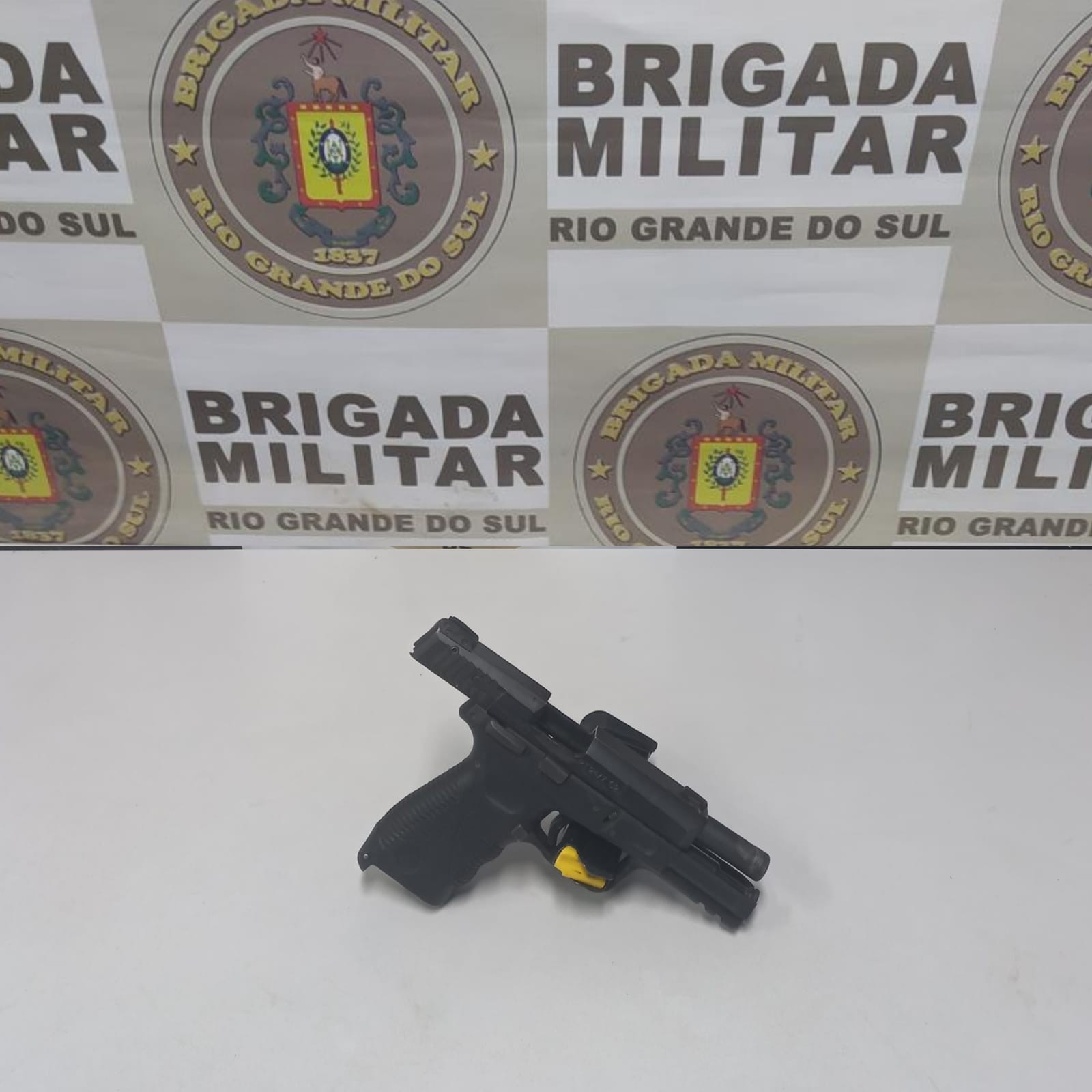 Homem é preso por porte ilegal de arma de fogo no bairro Santa Rosa 