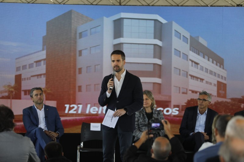 Em última atividade como governador do RS, Eduardo Leite assina contrato de construção de hospital em Pelotas