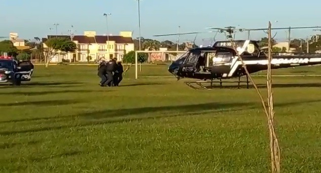 VÍDEO: veja o momento em que policial baleada é socorrida e colocada no helicóptero da PC, no Cassino