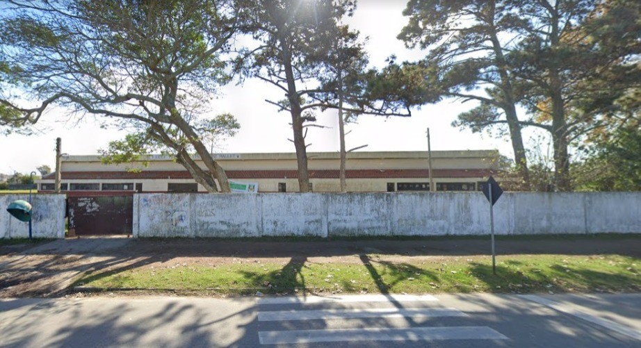 Escola emite nota de alerta após professora ser assaltada e aluno agredido no horário de abertura dos portões