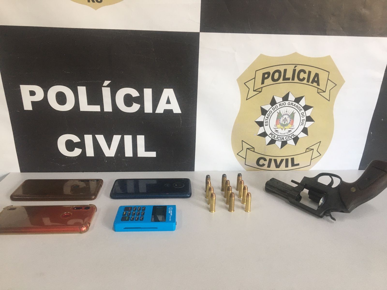 Polícia Civil cumpre mandados de busca e apreensão no bairro Navegantes, em Rio Grande