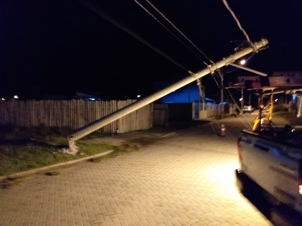 Após ser atingido por veículo, poste cai no Jardim do Sol, em Rio Grande