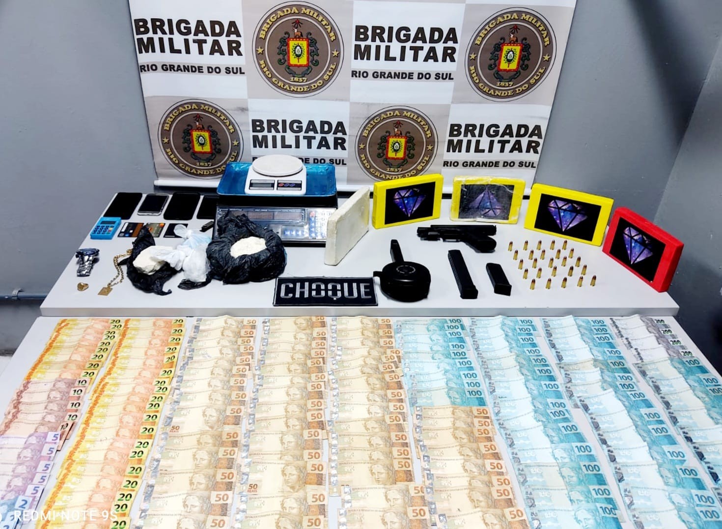 Brigada Militar efetua prisões e apreende quase R$ 9 mil, carro e drogas no bairro Santa Tereza, em RG
