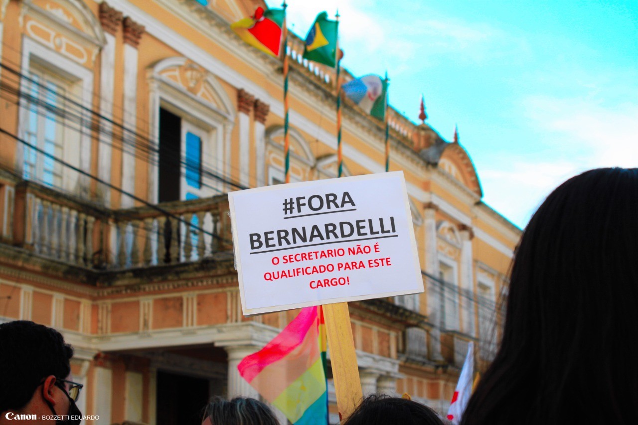Sinterg realiza manifestação e pede a saída do secretário municipal da Educação, Henrique Bernardelli 