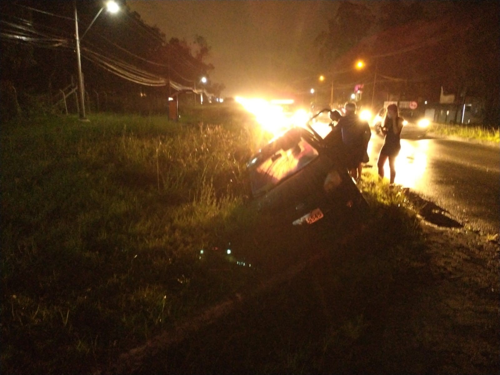 Carro sai da pista e cai em vala na ERS 734 na noite de sexta-feira (18)