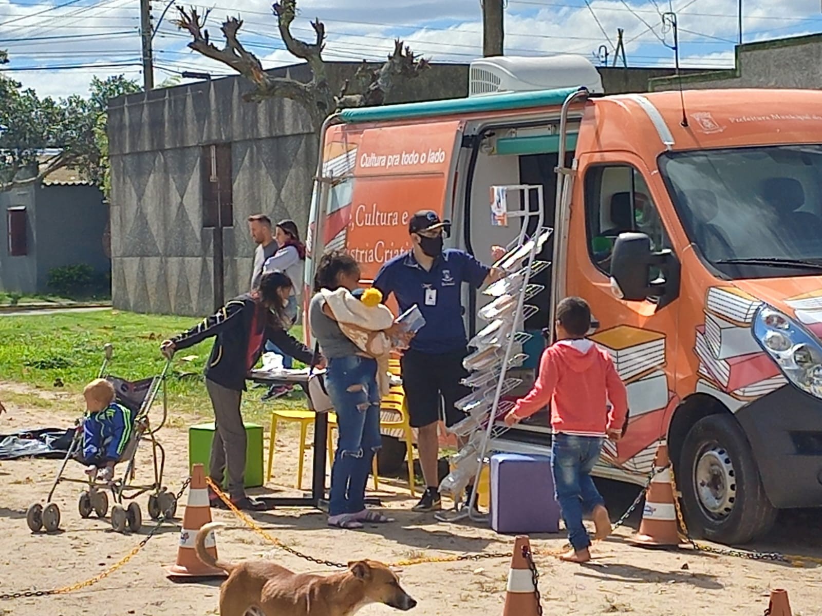 Saiba como doar livros para o projeto Lumina Mundo