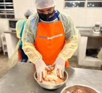 Usuários do Restaurante Popular recebem curso de auxiliar de cozinha