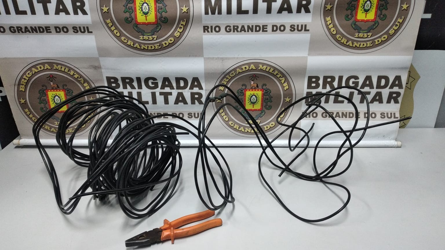Brigada Militar prende dois homens por furto de fios, em Rio Grande