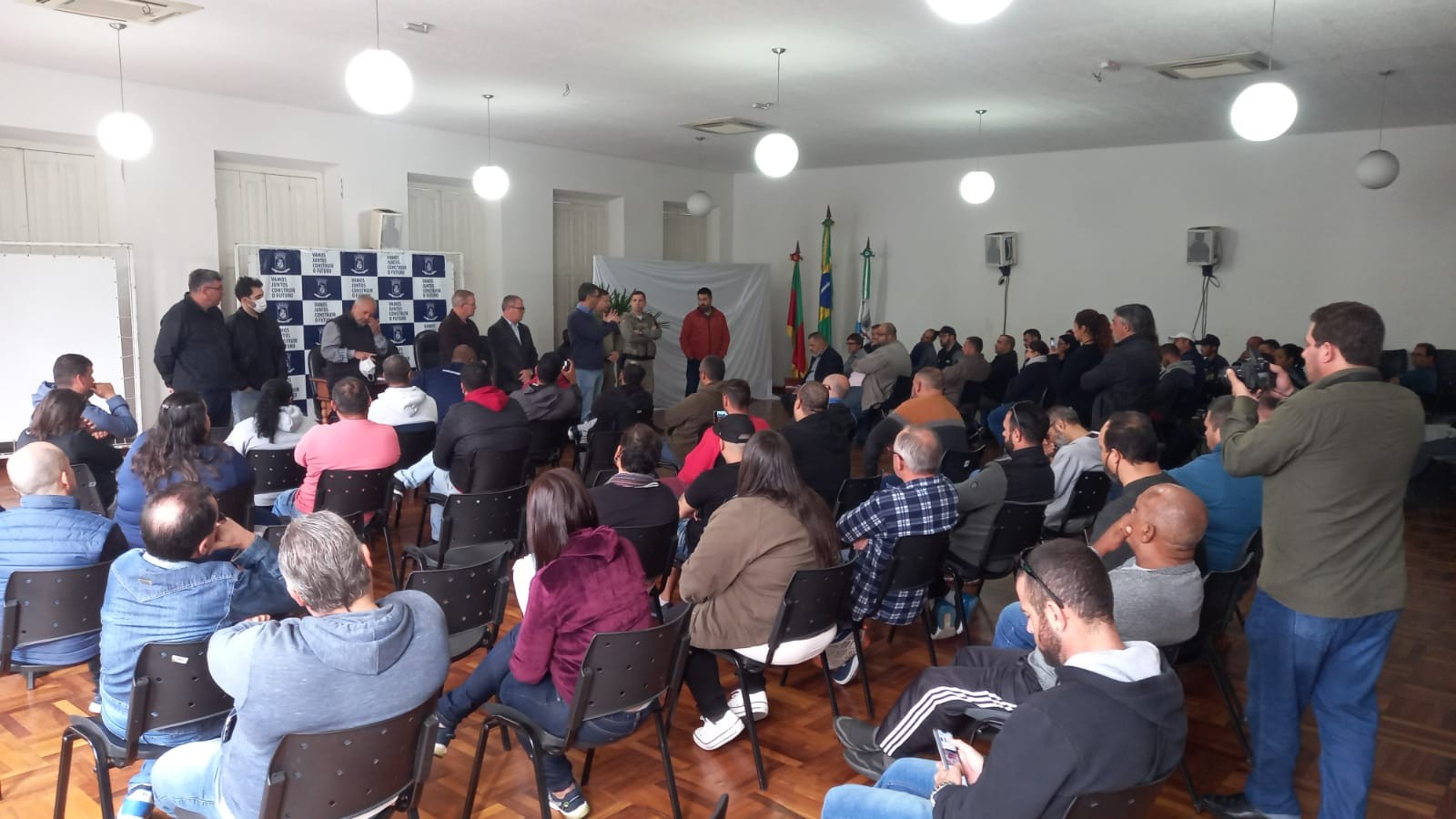 Após o assassinato de Kelen Barbosa, autoridades recebem motoristas de aplicativo na Prefeitura