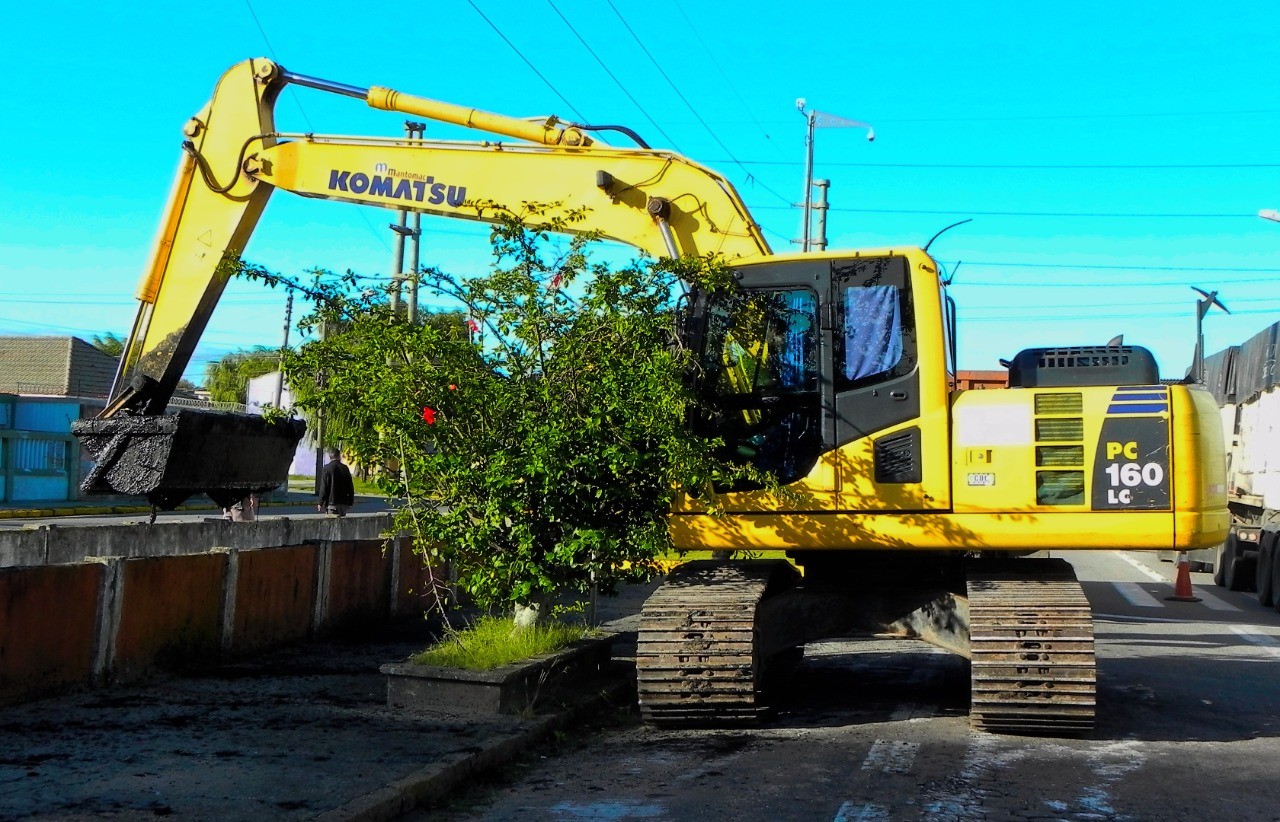 Prefeitura realiza  limpeza nos canaletes da Barroso e Av. Salgado Filho