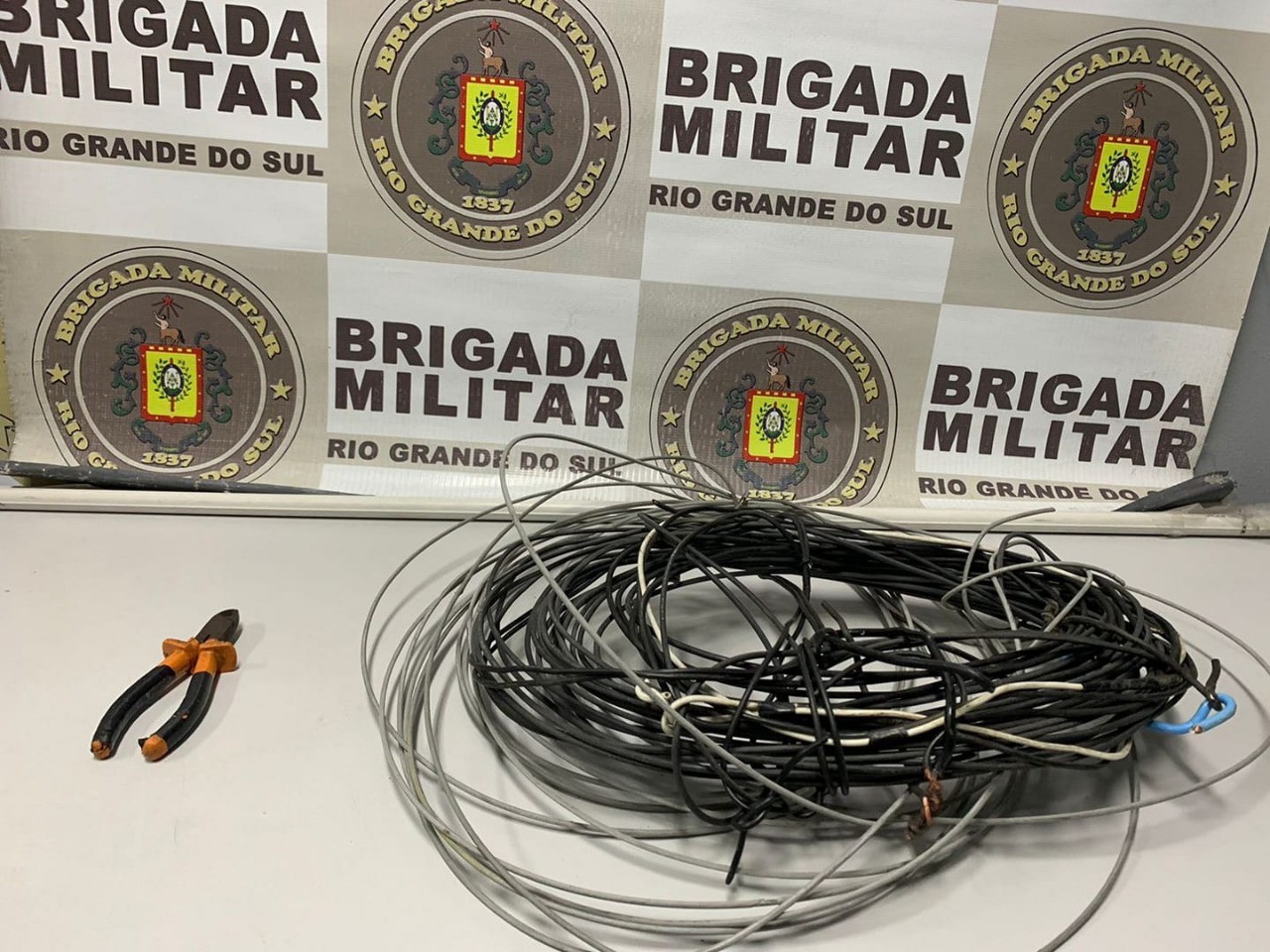 Homem é detido por populares após roubar fios na Vila Maria