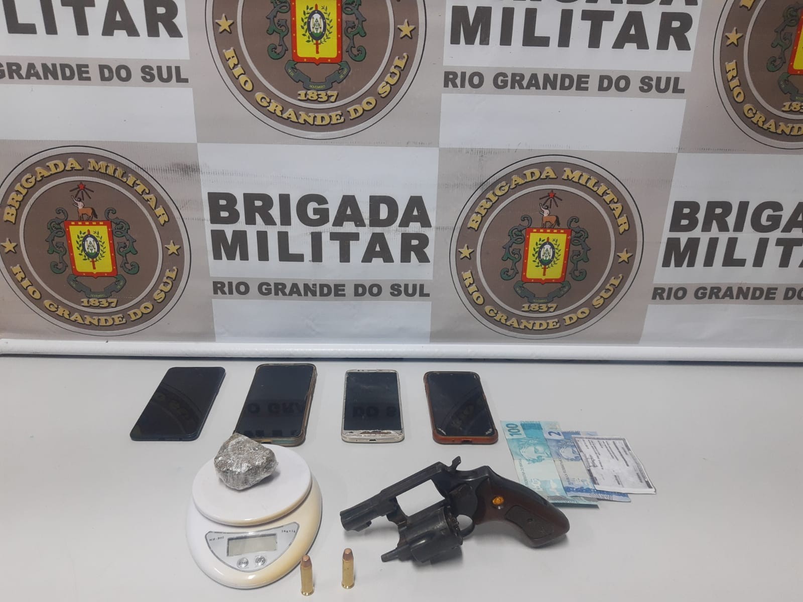 Homens são presos por tráfico de drogas no Parque São Pedro, em Rio Grande