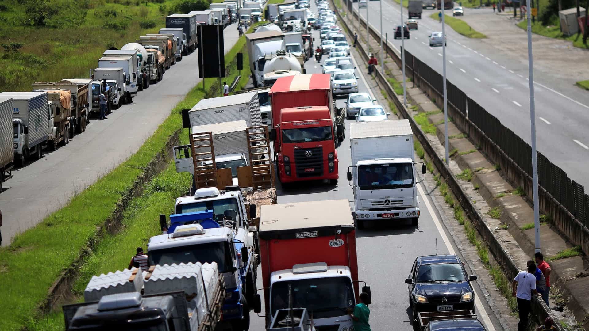 Associação de caminhoneiros discute nova paralisação nacional da categoria