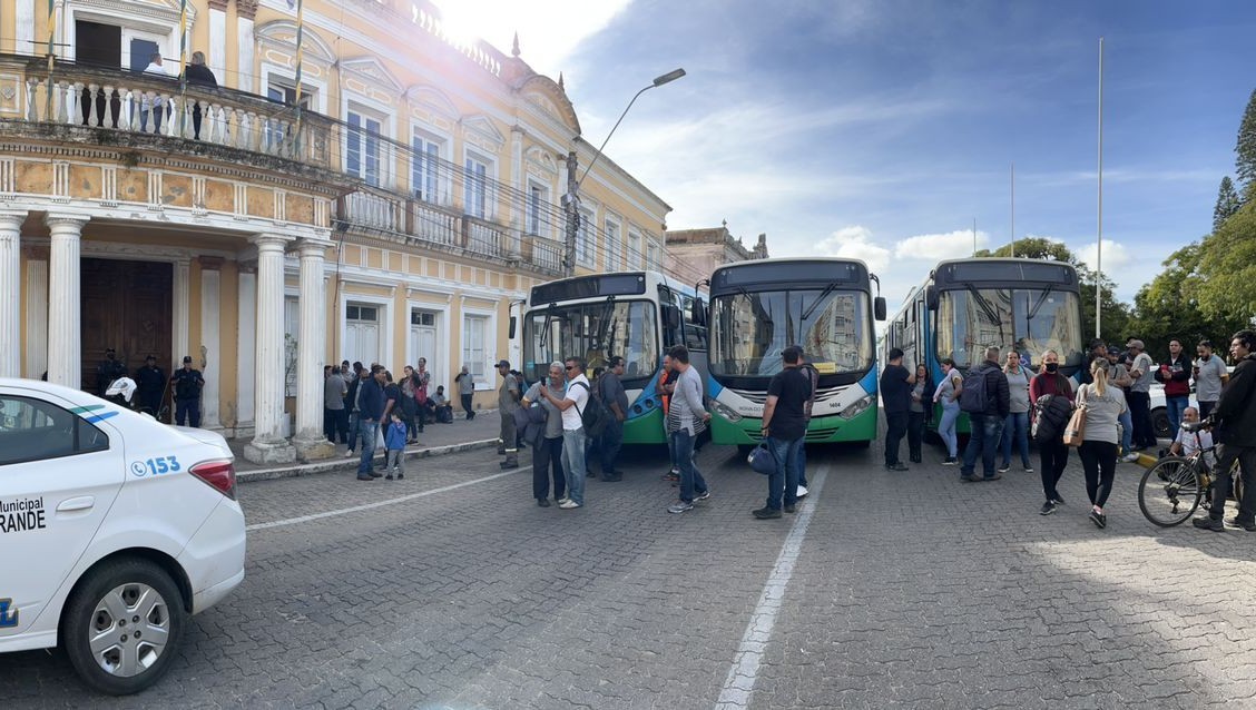 Funcionários da Noiva do Mar fecham ruas e realizam protesto após anúncio do cancelamento de contrato com a empresa