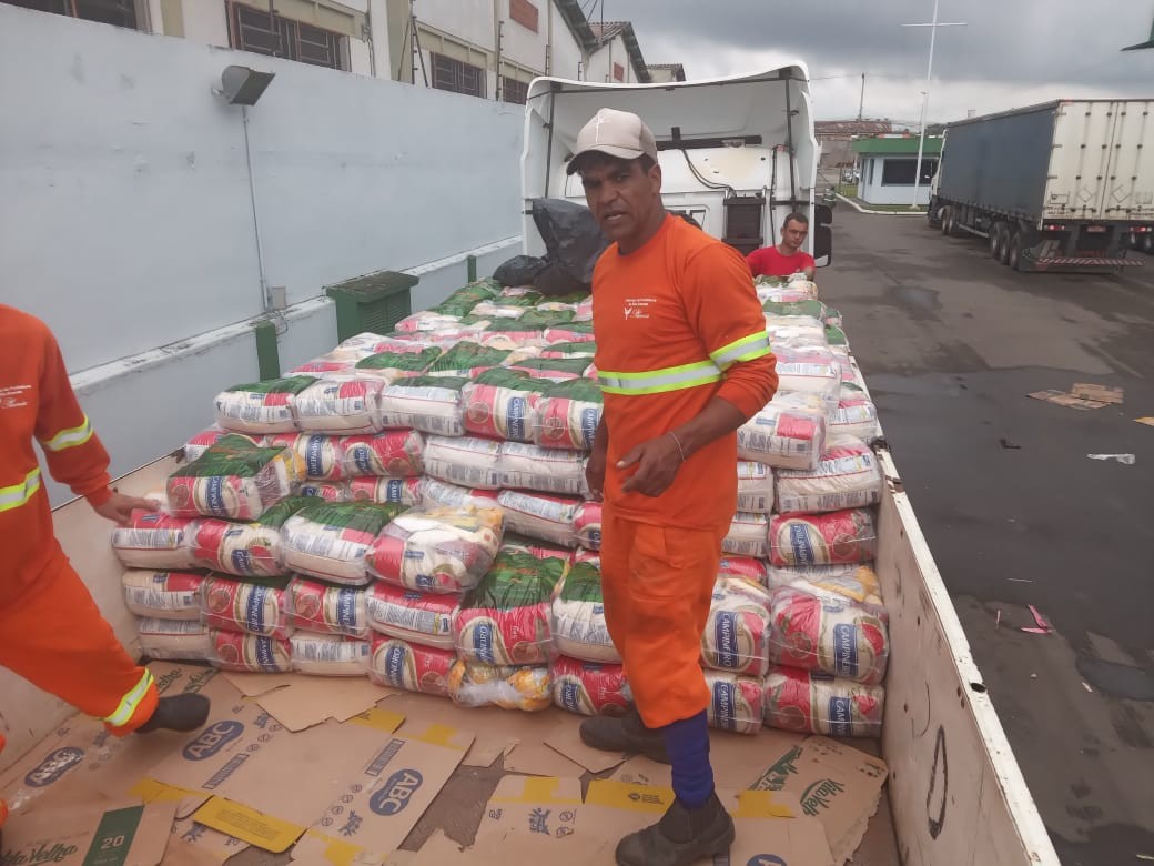 Mais de 2 mil famílias estão recebendo cestas básicas após força tarefa da Defesa Civil, Banco de Alimentos e Secretaria de Cidadania