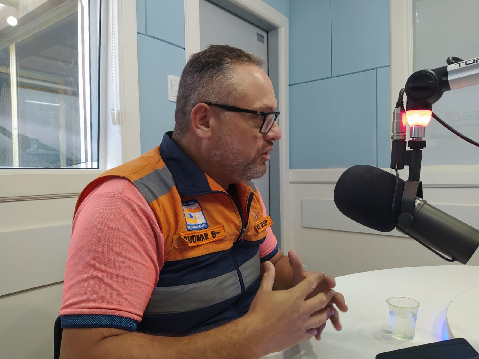 Postes com risco de queda e árvores em contato com a rede elétrica: Defesa Civil fala sobre demandas da comunidade rio-grandina
