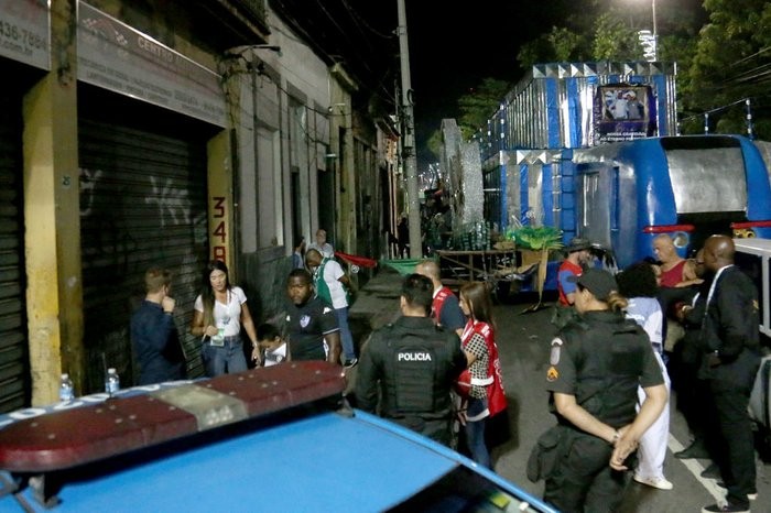 Morre menina que sofreu acidente com carro alegórico no Rio na última quarta-feira (20)