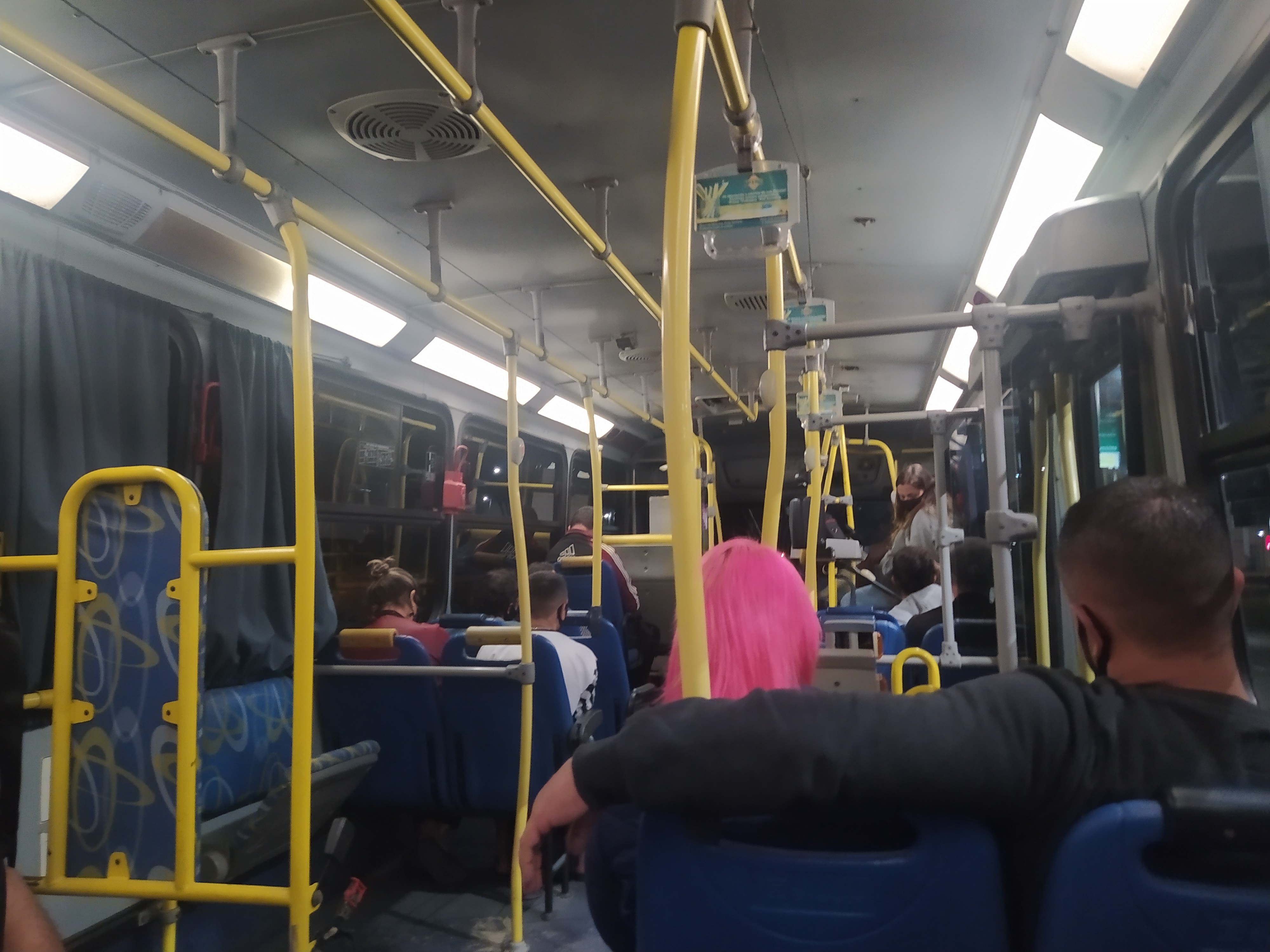 Passageiros ficam empenhados após ônibus da Noiva do Mar estragar na ERS-734, em Rio Grande 