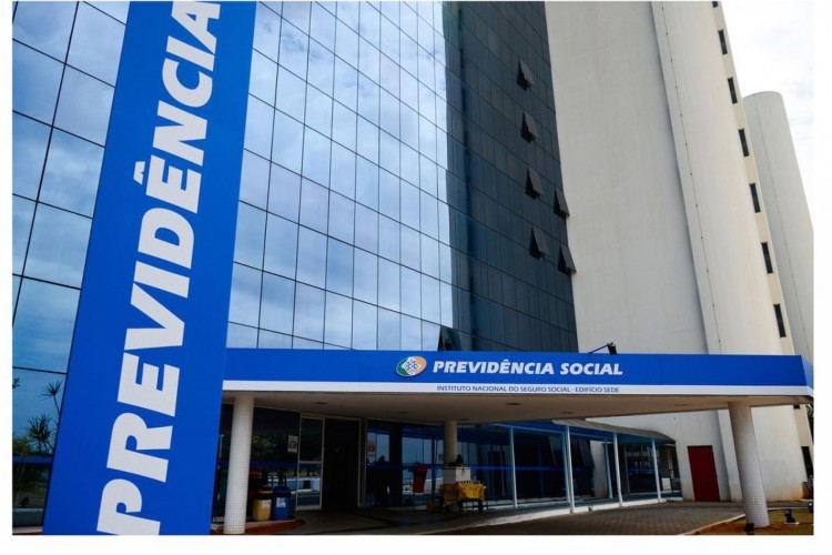13º de aposentados e pensionistas começa a ser pago nesta segunda-feira (25) 