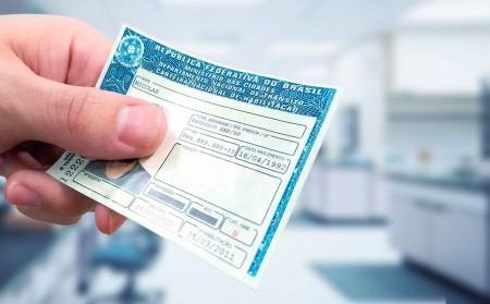 Motoristas tem até sábado (30) para renovar a CNH vencida em abril de 2021