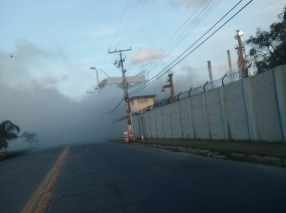 FOTOS: forte fumaça na Refinaria de Petróleo Riograndense assusta comunidade mas empresa garante que está tudo sob controle