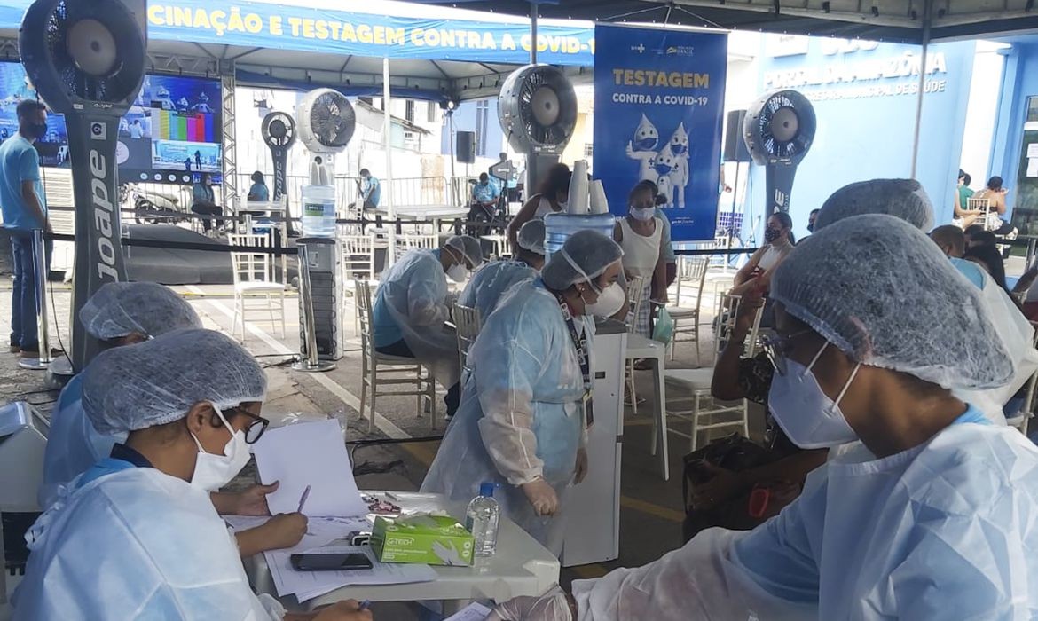 Média móvel de casos de covid-19 no Brasil é a maior desde março