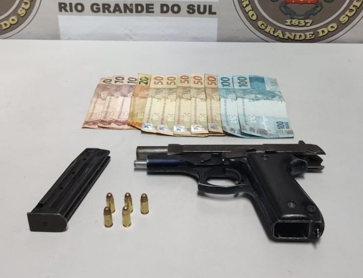   Jovem de 17 anos é apreendido com arma e dinheiro no centro de Rio Grande